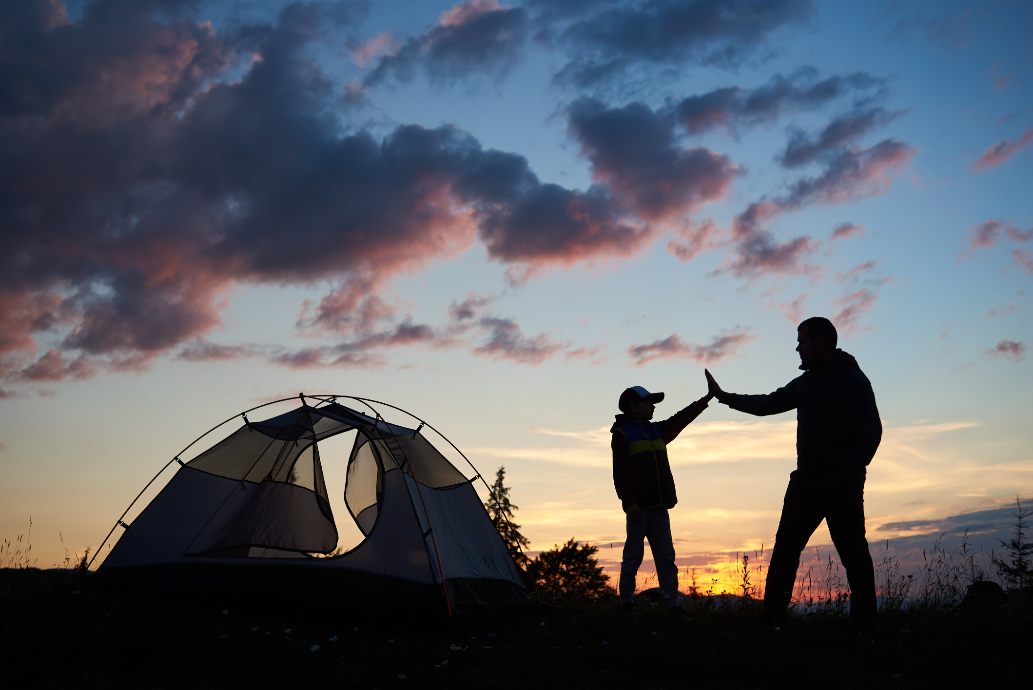 Camping with dad. Мужчина с шатром на природе. Парень с фонариком возле палатки. Рассвет палатки друзья Дружба. Мужчина в палатке.
